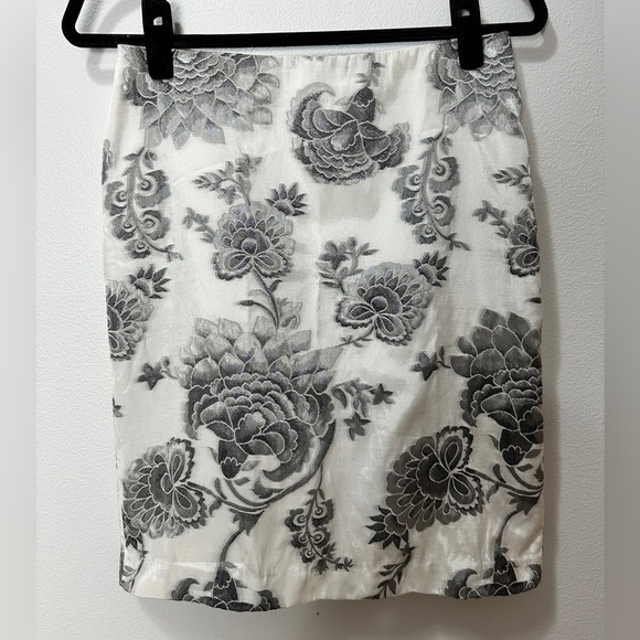 White House Black Market Dresses & Skirts - WHITE House Black Market Women’s Sz 2 Small Knee Length Straight Skirt Floral